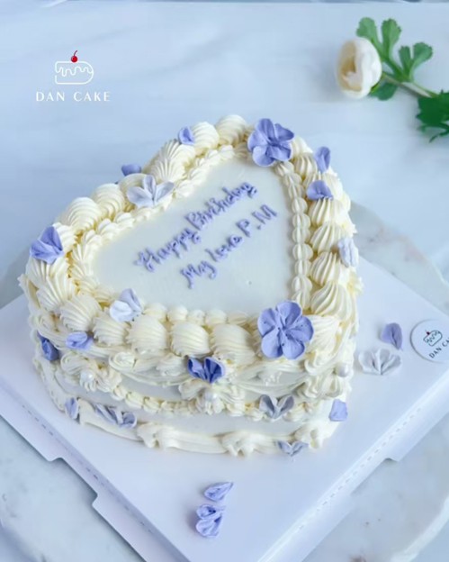 Vintage Piping Cake