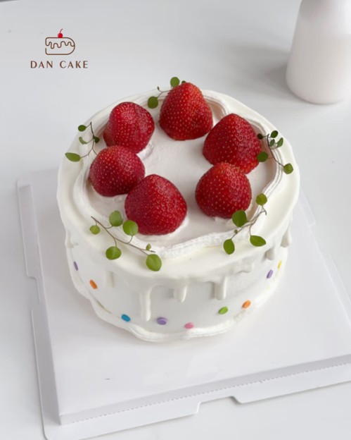 Pretty Strawberry Cake
