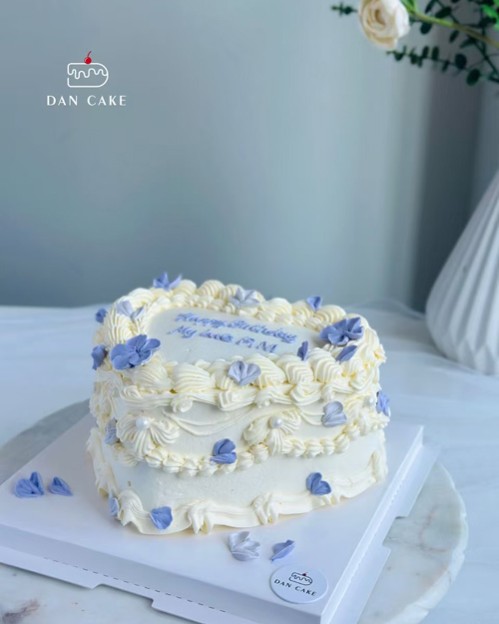 Vintage Piping Cake